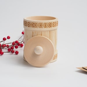Handgefertigte Vorratsdosen aus Lindenholz, in drei Größen erhältlich. Nachhaltig, einzigartig und ideal als Geschenk oder für stilvolle Aufbewahrung.