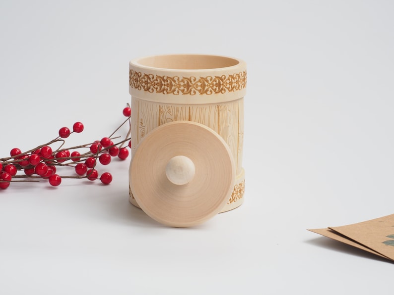 Handgefertigte Vorratsdosen aus Lindenholz, in drei Größen erhältlich. Nachhaltig, einzigartig und ideal als Geschenk oder für stilvolle Aufbewahrung.