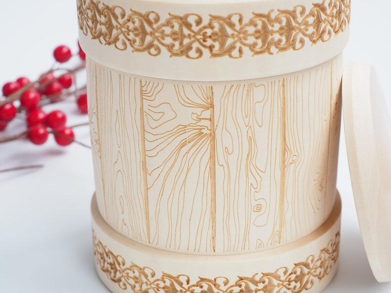 Handgefertigte Vorratsdosen aus Lindenholz, in drei Größen erhältlich. Nachhaltig, einzigartig und ideal als Geschenk oder für stilvolle Aufbewahrung.