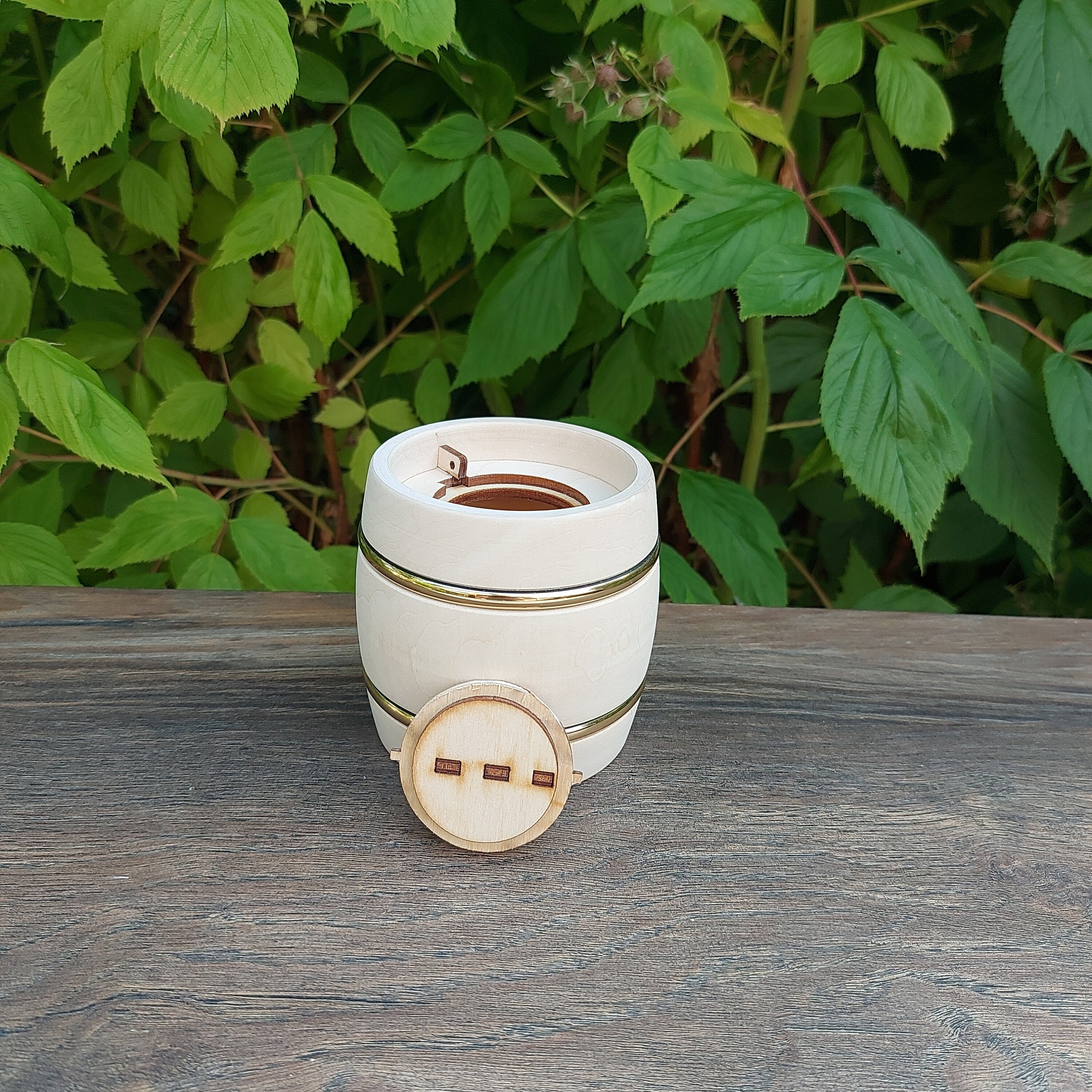 手作り、手作りの蜂蜜樽、木製の装飾、木製の樽、菩提樹の木で作られた