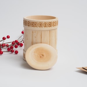Handgefertigte Vorratsdosen aus Lindenholz, in drei Größen erhältlich. Nachhaltig, einzigartig und ideal als Geschenk oder für stilvolle Aufbewahrung.