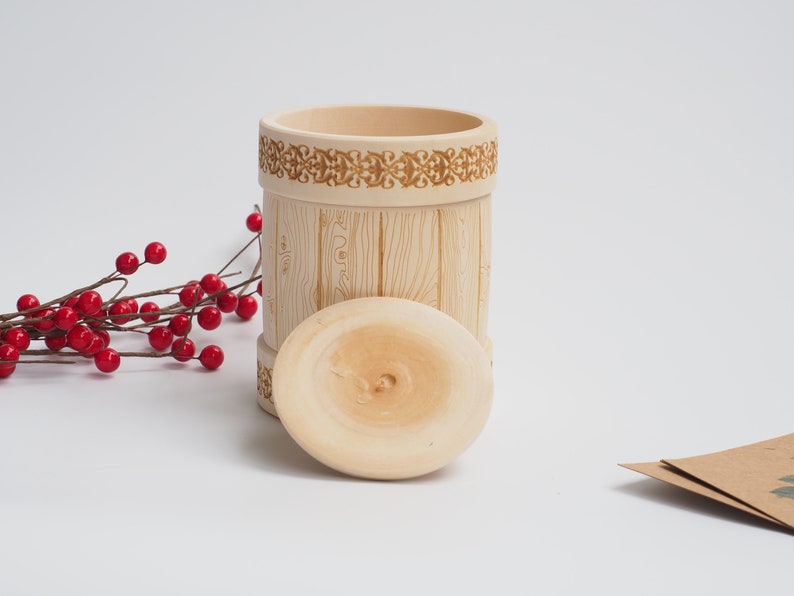 Handgefertigte Vorratsdosen aus Lindenholz, in drei Größen erhältlich. Nachhaltig, einzigartig und ideal als Geschenk oder für stilvolle Aufbewahrung.
