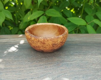 Sustainably handcrafted bowls made of natural olive wood, handmade bowls made of olive wood, various variations