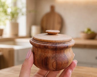 Salzdose aus Holz mit Deckel – Handgemachte Gewürzdose Ø 8 cm – Kleine Holzdose für Salz & Gewürze – Rustikale Küchenaufbewahrung
