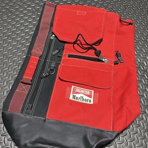 Cantine vintage des scouts en argent avec couverture en tissu rouge