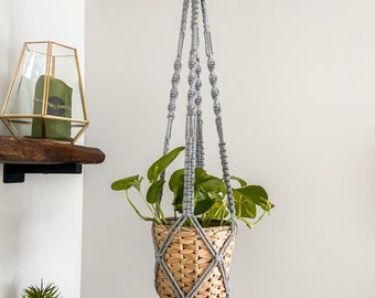 Planter in gray macramé, suspension for indoor plant, support for plant