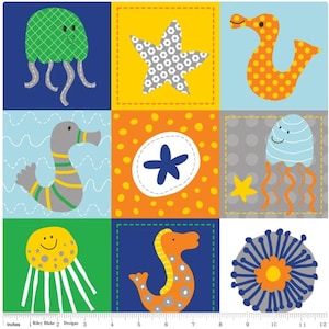 Puede incluir: Un panel de tela colorido con un diseño de patchwork que presenta criaturas marinas. El panel incluye una estrella de mar, un caballito de mar, una medusa y una concha. La tela es perfecta para acolchar, manualidades y decoración del hogar.