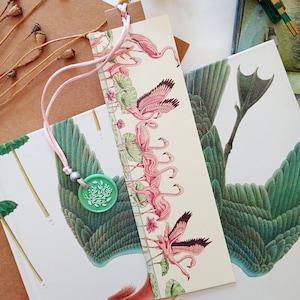 Flamingos Lesezeichen mit Anhänger, Idee für ein kleines originelles Geschenk, Aquarellillustration, Ornithologie, Buchliebhaber