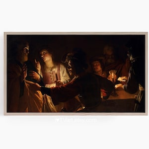 Op de afbeelding: Een schilderij dat een groep mensen toont die in een zwak verlichte kamer rond een tafel zijn verzameld. De figuren zijn gekleed in 17e-eeuwse kleding en lijken in gesprek te zijn. De sc&egrave;ne wordt verlicht door een enkele kaars, die lange schaduwen over de kamer werpt.