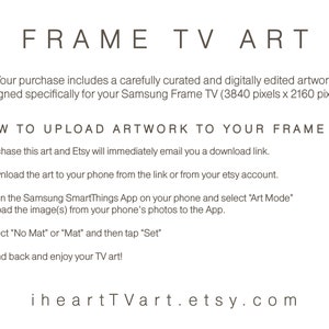 Może przedstawiać: Biała grafika tekstowa na czarnym tle z tekstem "FRAME TV ART" dużymi literami. Pod tekstem znajduje się opis sposobu przesyłania dzieł sztuki do telewizora Samsung Frame. Tekst zawiera instrukcje dotyczące zakupu dzieła sztuki, pobrania go na telefon i przesłania do aplikacji Samsung SmartThings. Tekst zawiera r&oacute;wnież instrukcje dotyczące wyboru "No Mat" lub "Mat" i naciśnięcia "Set". Tekst kończy się zdaniem "Oprzyj się i ciesz się sztuką telewizyjną!" i adresem strony internetowej "iheartTVart.etsy.com".