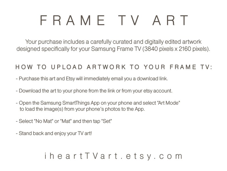Może przedstawiać: Biała grafika tekstowa na czarnym tle z tekstem "FRAME TV ART" dużymi literami. Pod tekstem znajduje się opis sposobu przesyłania dzieł sztuki do telewizora Samsung Frame. Tekst zawiera instrukcje dotyczące zakupu dzieła sztuki, pobrania go na telefon i przesłania do aplikacji Samsung SmartThings. Tekst zawiera r&oacute;wnież instrukcje dotyczące wyboru "No Mat" lub "Mat" i naciśnięcia "Set". Tekst kończy się zdaniem "Oprzyj się i ciesz się sztuką telewizyjną!" i adresem strony internetowej "iheartTVart.etsy.com".