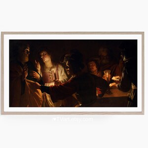 Op de afbeelding: Een schilderij dat een groep mensen toont die rond een tafel zijn verzameld, verlicht door kaarslicht. De figuren zijn gekleed in 17e-eeuwse kleding en lijken een kaartspel te spelen. De sc&egrave;ne speelt zich af in een zwak verlichte kamer, waarbij het licht van de kaars schaduwen op de muren werpt.