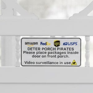 Spersonalizowany znak „Odstrasz złodziei gankowych” wskazuje kierowcy, gdzie zostawić przesyłki, aby nie stanowiły one pokusy dla złodziei gankowych.
