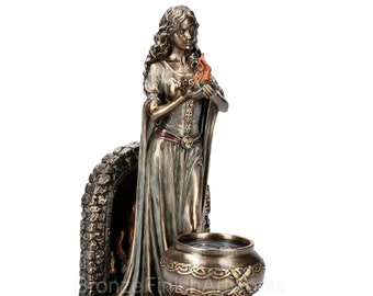 Brigid Déesse du foyer et de la maison tenant une flamme sacrée en bronze coulé à froid et en résine Statue Sculpture