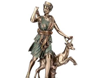 Può includere: Scultura in bronzo di una donna che tiene un cervo. La donna indossa un vestito verde e una fascia dorata. Il cervo è marrone e ha le corna.