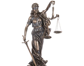 Może przedstawiać: Brązowa statua greckiej bogini sprawiedliwości, Temidy, trzymającej miecz i wagę. Statua jest zasłonięta oczami i stoi na podstawie z napisem "THEMIS".