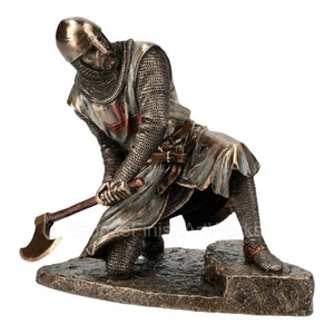 十字軍騎士戦士の斧を冷間鋳造ブロンズと樹脂で作った彫像フィギュア