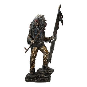 Gran jefe indio sosteniendo una lanza emplumada y una pipa de la paz Escultura de bronce fundido en frío y resina