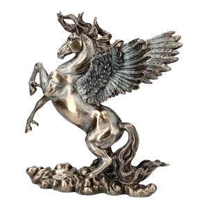 Pu&ograve; includere: Una scultura in bronzo di un cavallo alato, Pegaso, con le ali spiegate. Il cavallo &egrave; in piedi su una base a forma di nuvola.