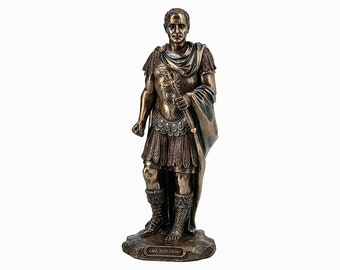 Gaio Giulio Cesare, sovrano romano, generale e statista, statua in bronzo fuso a freddo e scultura in resina