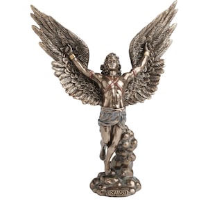 Peut inclure: Statue de bronze d'Icare aux ailes déployées. La figure est représentée en plein vol, les bras levés et un vêtement flottant. La statue est montée sur une base en forme de nuage, avec l'inscription "ICARUS".