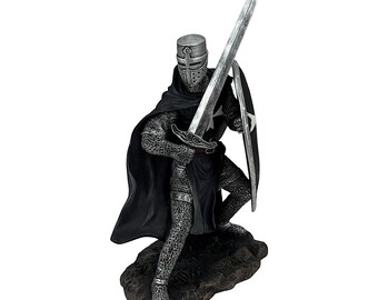 鎧を身に着けた中世の十字軍騎士テンプル騎士団員、剣と盾を装備した