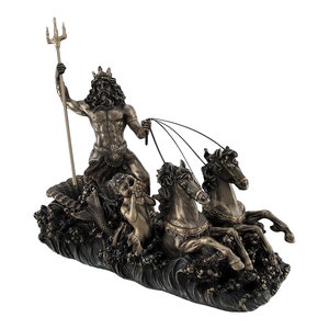 Poseidon på Hippocampus-vagn kallgjuten brons- och hartsstaty skulptur
