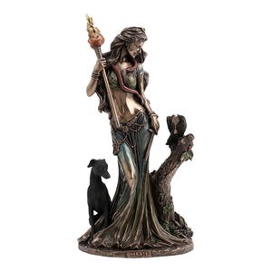 Hécate, diosa griega de la magia con antorcha y perro. Estatua de bronce fundido en frío y resina. Figura escultórica de 23 cm.
