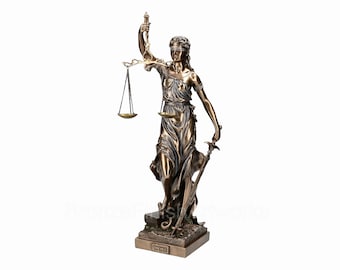 Może przedstawiać: Brązowa statua Temidy, postaci kobiecej z zasłoniętymi oczami, trzymającej miecz i wagę. Statua stoi na podstawie z napisem "JUSTITIA".