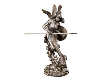 Può includere: Una statua di bronzo di Atena, la dea greca della saggezza e della guerra, che tiene una lancia e uno scudo. Indossa un elmo e ha le ali. La statua è in piedi su una base a forma di nuvola e la parola "ATHENA" è incisa sulla base.