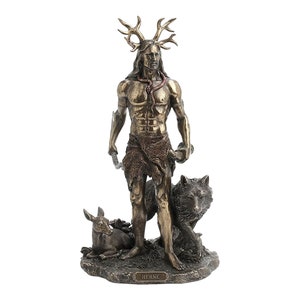 Puede incluir: Estatua de bronce de una figura con cuernos, una serpiente y un taparrabos, sosteniendo una cadena y de pie con un lobo y un ciervo. La base de la estatua está inscrita con el nombre "HERNE".