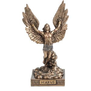 Peut inclure: Statue de bronze d'Icare, les bras tendus et de grandes ailes de plumes déployées. La figurine est posée sur une base en forme de nuage, avec le mot "IKARUS" inscrit. Une œuvre d'art classique.