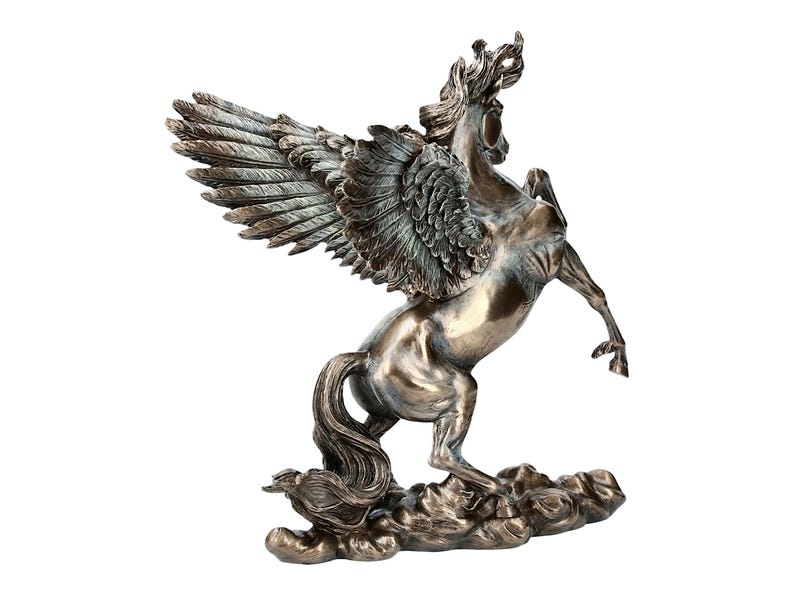 Pu&ograve; includere: Una scultura in bronzo di un cavallo alato, Pegaso, con le ali spiegate e la testa girata all'indietro. Il cavallo &egrave; in piedi su una base a forma di nuvola.