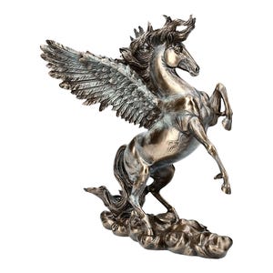 Pu&ograve; includere: Una statua di cavallo alato di colore bronzo con una base di nuvola. Il cavallo si alza sulle zampe posteriori con le ali spiegate. La statua &egrave; dettagliata con una finitura testurizzata.