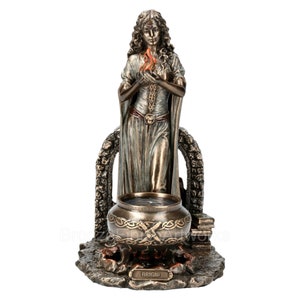 Puede incluir: Estatua de bronce de la diosa celta Brigid, sosteniendo una llama en sus manos. Ella se encuentra frente a un caldero con fuego debajo. La base de la estatua est&aacute; decorada con nudos celtas y la palabra "Brigid" est&aacute; inscrita en la parte delantera.