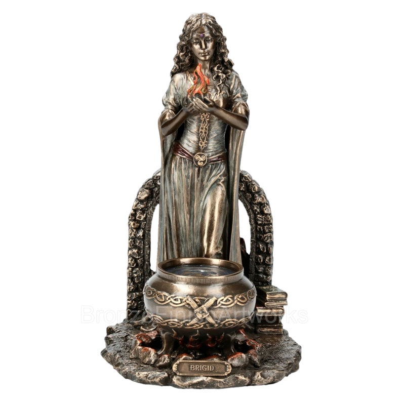 Puede incluir: Estatua de bronce de la diosa celta Brigid, sosteniendo una llama en sus manos. Ella se encuentra frente a un caldero con fuego debajo. La base de la estatua est&aacute; decorada con nudos celtas y la palabra "Brigid" est&aacute; inscrita en la parte delantera.