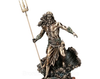 Può includere: Statua in bronzo di una figura maschile, possibilmente una divinità, che tiene un tridente. La figura ha lunghi capelli e barba, ed è in piedi su una base a forma di onda. La statua è dettagliata con disegni intricati e ha una finitura metallica.