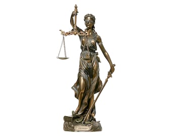 Może przedstawiać: Brązowy posąg Temidy, z zawiązanymi oczami, trzymającej wagę i miecz. Posąg stoi na podstawie z napisem "JUSTICE". Waga jest zawieszona na ozdobnej ramie.