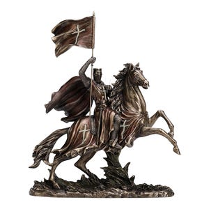 Escultura de bronce fundido en frío y resina de un caballero cruzado medieval con armadura a caballo y estandarte.