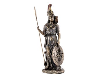 Può includere: Statua color bronzo di Atena, la dea greca della saggezza e della guerra. Indossa un elmo, tiene una lancia e uno scudo e ha un gufo sulla spalla. La base della statua recita "ATHENA".