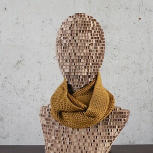 Laço infantil com lindo padrão feito à mão em lã Merino amarela