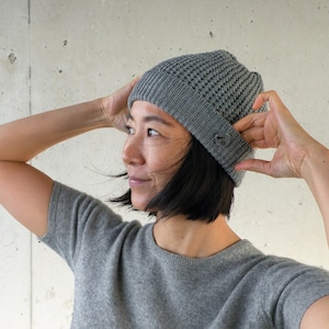 Beanie with beautiful pattern and carded cuffs in gray wool merino handmade