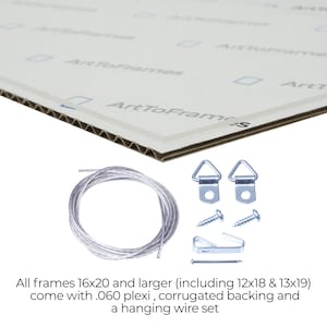 Puede incluir: Una l&aacute;mina de plexigl&aacute;s transparente de 0,060 con pel&iacute;cula protectora y el logo ArtToFrames, un respaldo de cart&oacute;n corrugado marr&oacute;n, un cable de suspensi&oacute;n plateado, dos colgadores triangulares, dos tornillos, un gancho y un clavo.