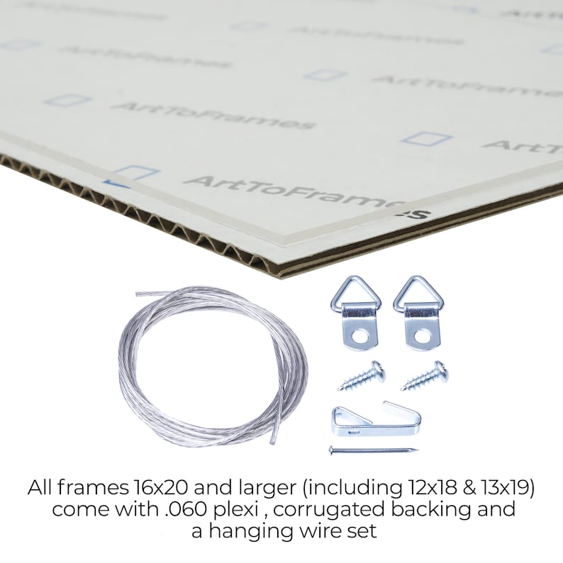 Puede incluir: Una l&aacute;mina de plexigl&aacute;s transparente de 0,060 con pel&iacute;cula protectora y el logo ArtToFrames, un respaldo de cart&oacute;n corrugado marr&oacute;n, un cable de suspensi&oacute;n plateado, dos colgadores triangulares, dos tornillos, un gancho y un clavo.