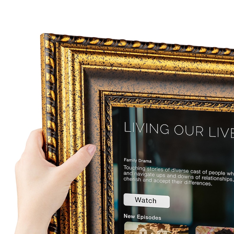 K&ouml;nnte beinhalten: Verzierter goldener Bilderrahmen mit dunkelbraunem Innenrand. Der Rahmen umgibt einen Bildschirm mit den Worten "LIVING OUR LIVE" und der Beschreibung eines Familiendramas. Der Rahmen wird von einer Hand gehalten.