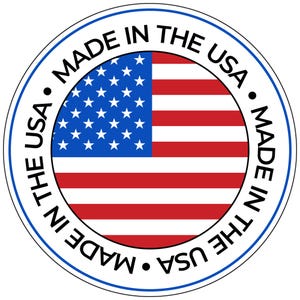 Puede incluir: Una pegatina circular que presenta la bandera de los Estados Unidos en el centro con un borde blanco. El texto MADE IN THE USA est&aacute; impreso en letras may&uacute;sculas negras a lo largo del borde circular, separado por puntos negros, con un fino anillo azul.