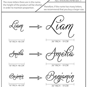 Puede incluir: Gr&aacute;fico en blanco y negro que muestra ejemplos de nombres en fuente cursiva. Los nombres Liam, Amelia y Benjamin se muestran en dos tama&ntilde;os: 46 cm y 91 cm. El texto en la parte superior explica que la altura del producto ser&aacute; m&aacute;s corta con m&aacute;s letras.