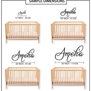 Puede incluir: Cuatro cunas de madera con el nombre "Amelia" en cursiva encima de cada una. Las cunas se muestran en diferentes tama&ntilde;os: 30 cm, 61 cm, 91 cm y 114 cm. El texto "Sample Dimensions" est&aacute; en la parte superior.