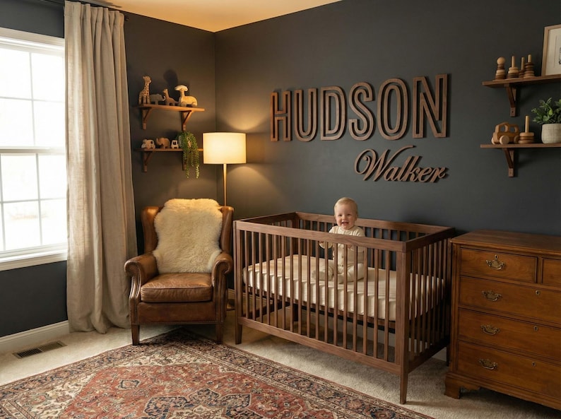 Puede incluir: Un cuarto de beb&eacute; con una cuna de madera, un sill&oacute;n de cuero marr&oacute;n y una alfombra. El nombre "HUDSON Walker" est&aacute; en la pared. Un beb&eacute; est&aacute; en la cuna. Estantes con juguetes de madera y objetos decorativos.