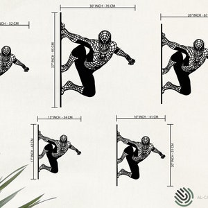 Op de afbeelding: Vijf verschillende maten van een zwart silhouet van Spiderman die aan een muur kleeft. De maten zijn 33 cm, 41 cm, 43 cm, 51 cm en 76 cm.